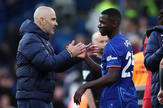 Enzo Maresca (L) celebrates with Chelsea's Ecuadorian midfielder Moises Caicedo