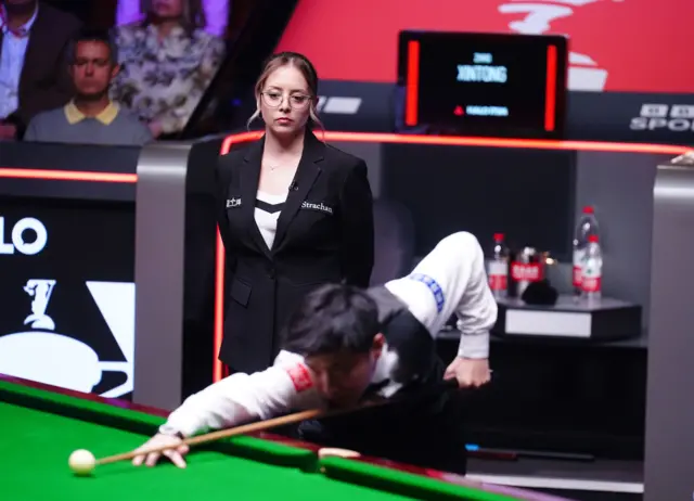 Desislava Bozhilova watches Zhao Xintong pot a ball
