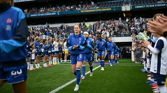 Chelsea receive a guard of honour from Tottenham