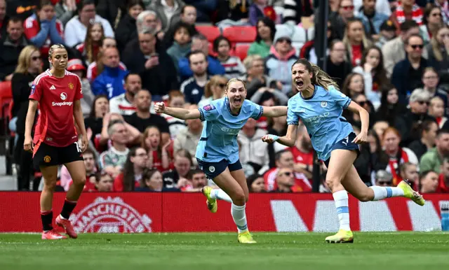Leia Aleixandri celebrates scoring for Man City