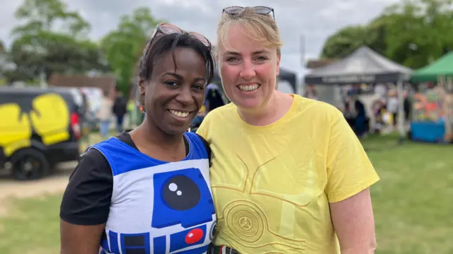 Akylah and Jodie smiling at the camera, dressed in R2D2 and C3PO t-shirts
