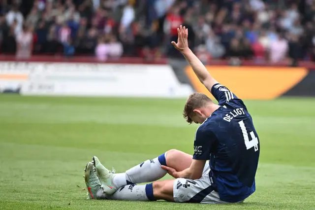 De Ligt goes down with an injury