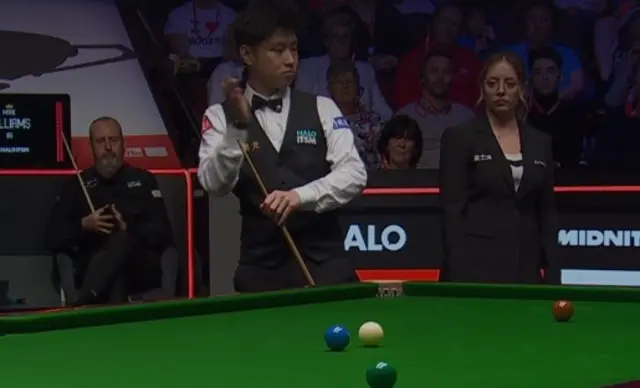 Zhao Xintong avoids a fly