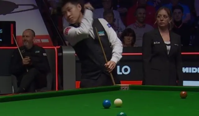 Zhao Xintong avoids a fly