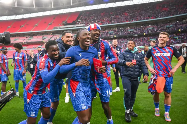 Eberechi Eze celebrating with Crystal Palace team-mates at Wembley Stadium