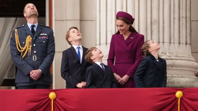 William, Louis, George and Charlotte look to the sky while Catherine looks down smiling at Louis