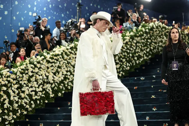Gustav Magnar Witzøe with a briefcase full of roses.