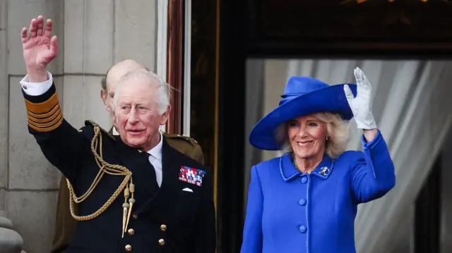 King and Queen wave to crowd