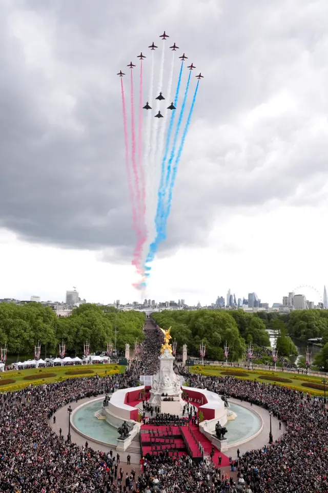 Red Arrows fly over Buckingham Palace