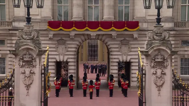Buckingham Palace balcony with soldiers standing in formation underneath