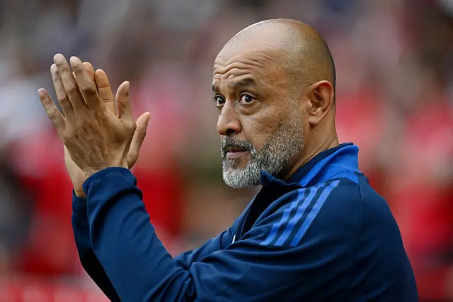 Nuno Espirito Santo clapping