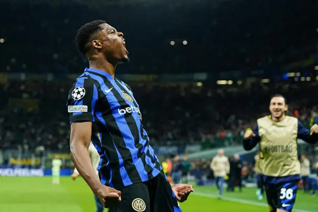 Denzel Dumfries of Internazionale (L) celebrates his teammates Lautaro Martinez