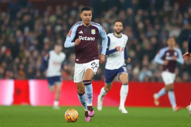 Morgan Rogers jouant pour Aston Villa contre Tottenham