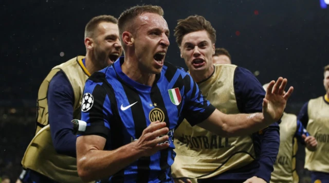 Inter Milan's Davide Frattesi celebrates s