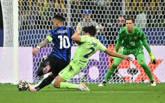 Lautaro Martinez of FC Internazionale is challenged by Pau Cubarsi