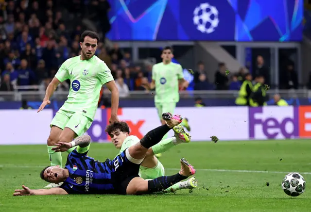 Lautaro Martinez of FC Internazionale is challenged by Pau Cubarsi