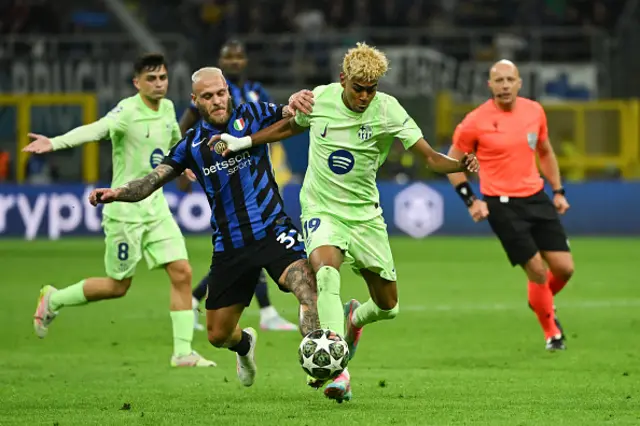 Lamine Yamal (R) and Inter Milan's Italian defender Federico Dimarco fight for the ball