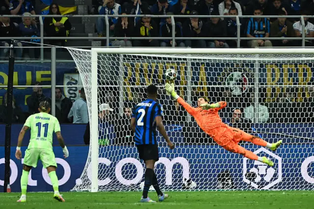 Inter Milan's Swiss goalkeeper Yann Sommer makes a save after a shot by  Lamine Yamal