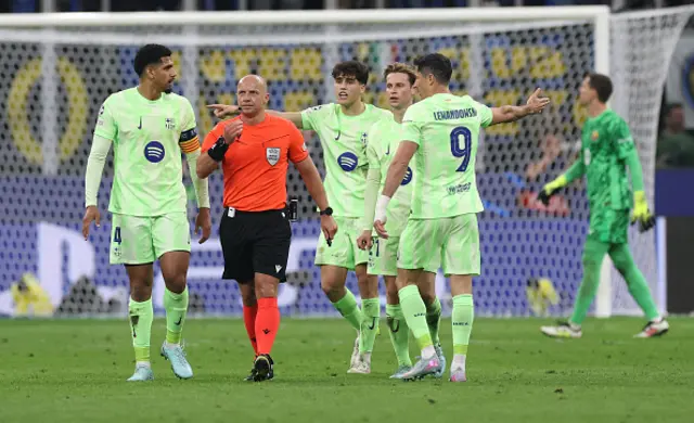 Ronald Araujo, Pau Cubarsi, Frenkie de Jong and Robert Lewandowski of FC Barcelona speak to referee Szymon Marciniak