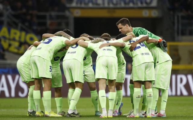 FC Barcelona players huddle
