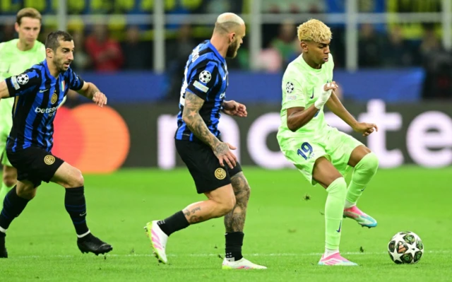 Inter Milan's Federico Dimarco in action with FC Barcelona's Lamine Yamal