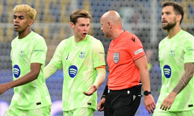 FC Barcelona's Frenkie de Jong remonstrates with referee Szymon Marciniak