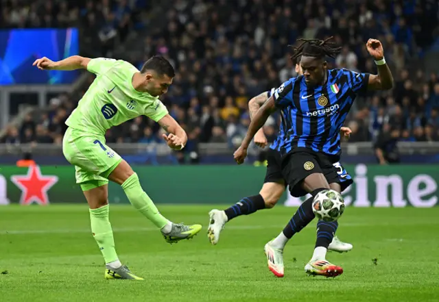 Yann Aurel Bisseck of FC Internazionale blocks the shot of Ferran Torres