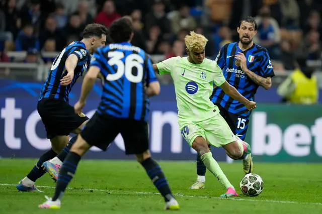 Lamine Yamal runs into Inter Milan traffic
