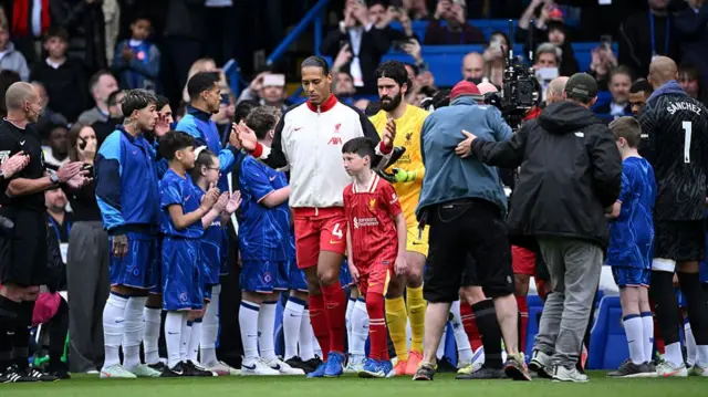 Chelsea hand Liverpool guard of honour