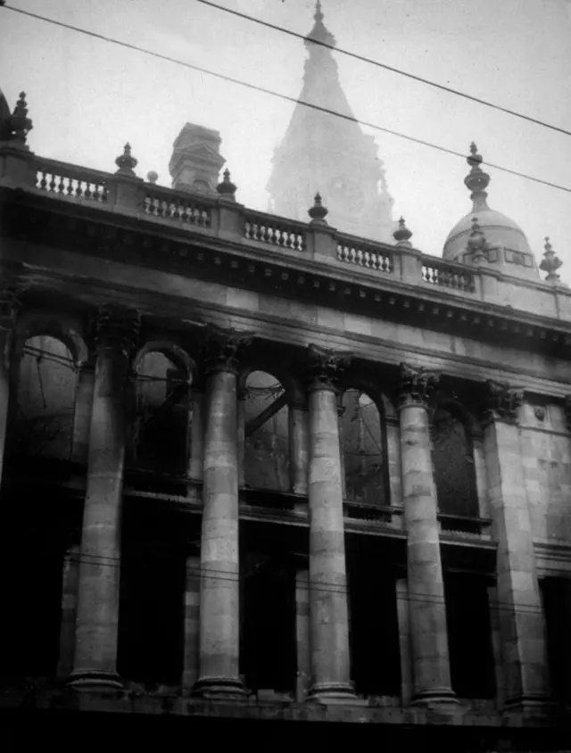 Black and white image of Portsmouth Guildhall