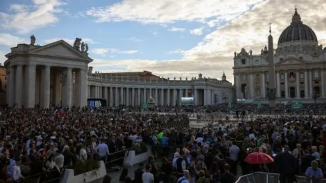 Crowds in St Peter's Square