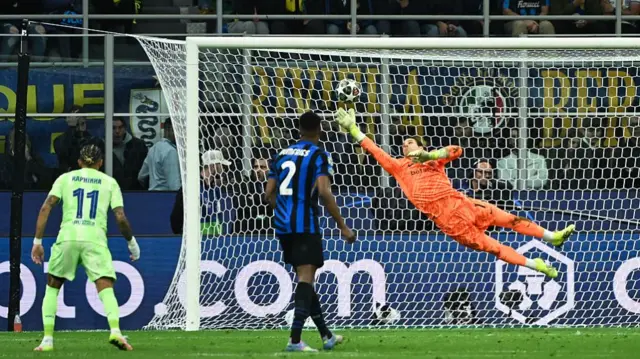 Yann Sommer saves Lamine Yamal's shot