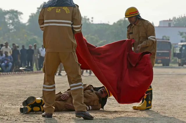 Fire department personnel take part in the nationwide civil defence mock drill, in Varanasi on May 7, 2025, as border tensions surge. India and Pakistan exchanged heavy artillery along their contested frontier on May 7, after New Delhi launched missile strikes on its arch-rival in a major escalation between the nuclear-armed neighbours. (Photo by Niharika KULKARNI / AFP) (Photo by NIHARIKA KULKARNI/AFP via Getty Images)