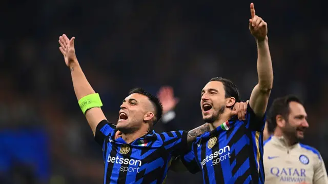 Martinez and Darmian celebrate