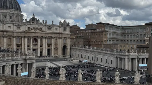 Crowds gather in St Peter's Square