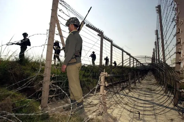 The soldiers of the Border Security Force (BSF) patrol near the control line (LOC), which shares the Indian and Pakistani cashmere in the Ramgarh sector on December 27, 2001. Indian and Pakistani troops have replaced light weapons and mortar fire in the Ramgarh sector in the Ramgarh sector, since the tensions between the two South Asian rivals continue to escalate. AFP Photo / Tauseff Mustafa (photo of Mustafa Bauef / AFP) (Photo by Mustafa Bauf / AFP via Getty Images)