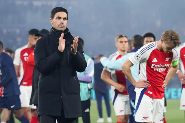 Mikel Arteta applauds the fans