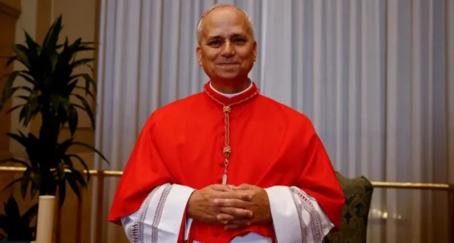Papa Lav XIV ispred bijele zavjese.