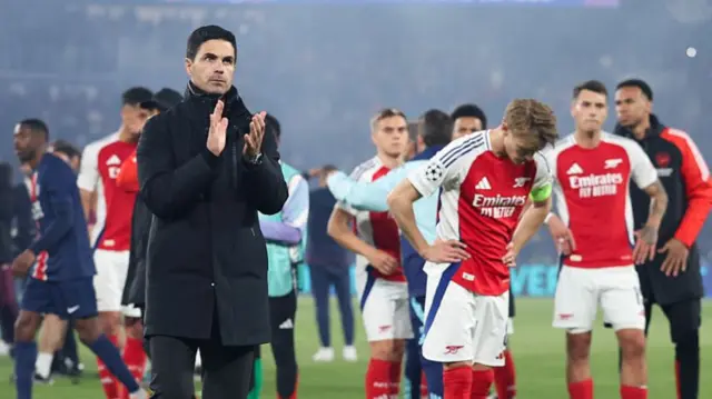 Mikel Arteta applauds Arsenal fans after defeat in Paris