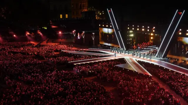 Sir Walter Willard performing in front of a massive audience