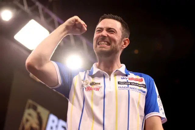 Luke Humphries celebrating in 2024 in a Leeds-inspired shirt