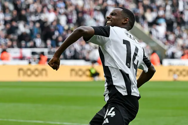 Alexander Isak of Newcastle United (14) celebrate