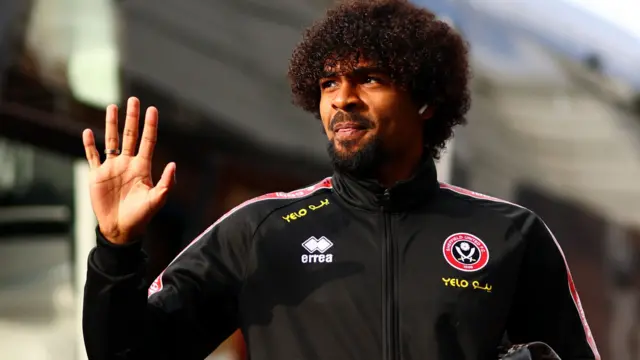 Hamza Choudhury waves