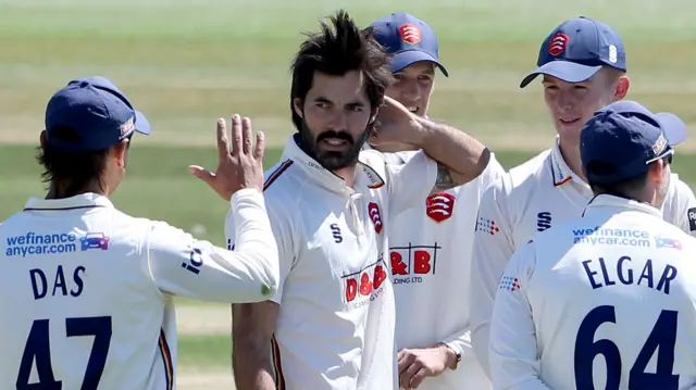 Shane Snater takes a wicket