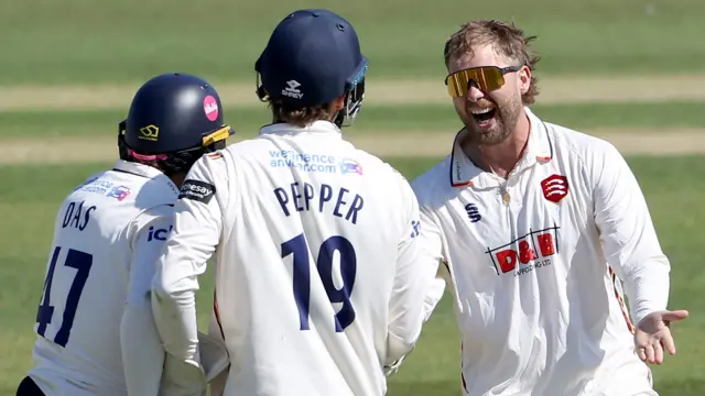 Essex's Matt Critchley (R)