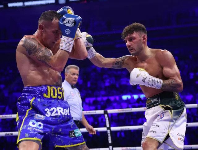 Leigh Wood punches Josh Warrington
