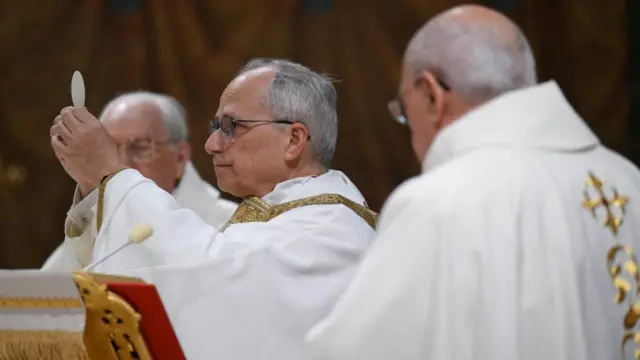 Pope blesses the eucharist