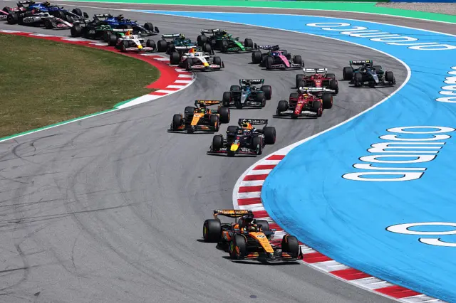 Oscar Piastri leading the race