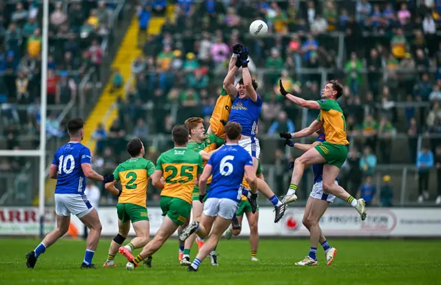Evan Crowe of Cavan in action against Hugh McFadden and Ciarán Thompson of Donegal