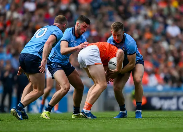 Dublin players swarm towards the ball
